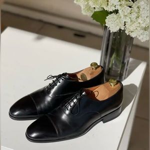 Santoni black luxury leather oxfords shoes
Size: Men's / US 9 / EU 42